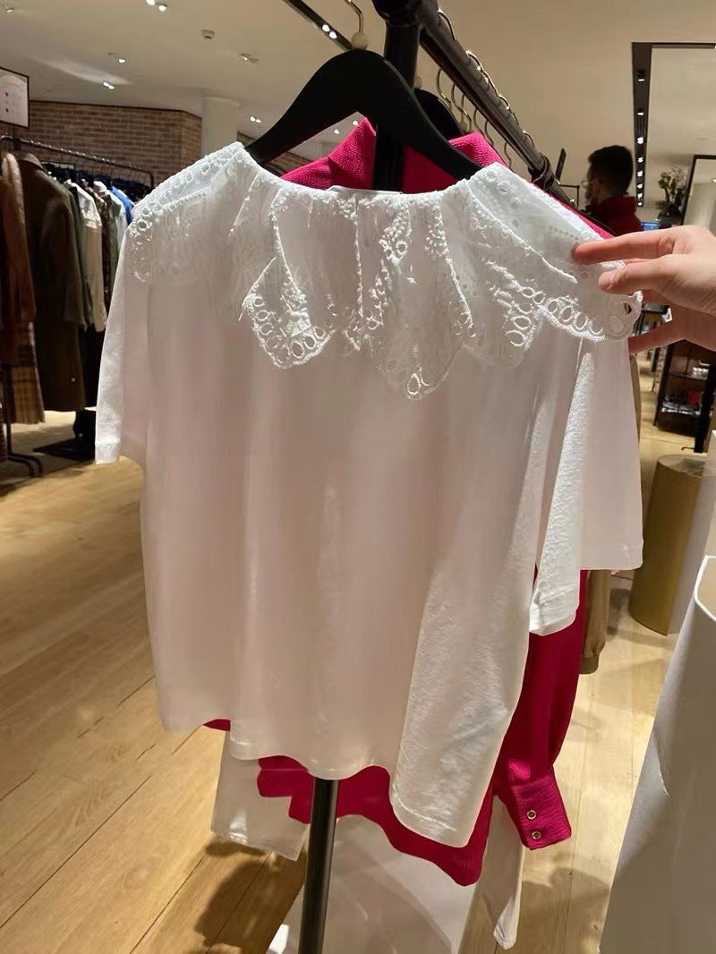 Damebluse med romantisk spidskrave og luftig pasform Stilla