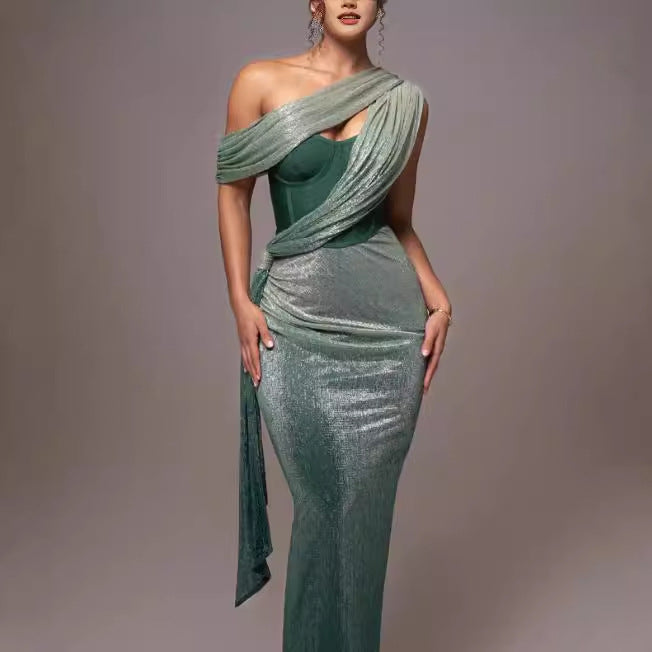 Kvinders glamourøse maxi aftenkjole med asymmetrisk halsudskæring og glitrende draperingsdesign