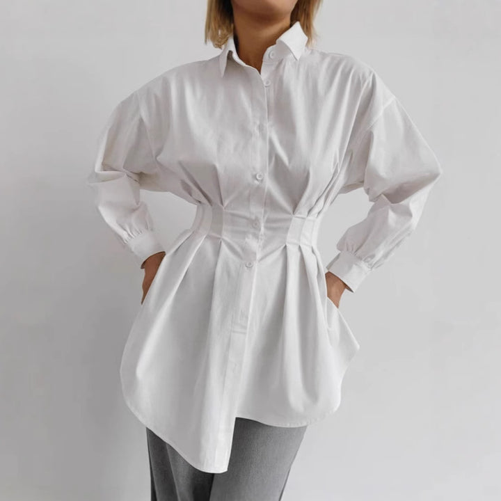 Damebluse med figursyet snit og elegante flæsedetaljer Stilla