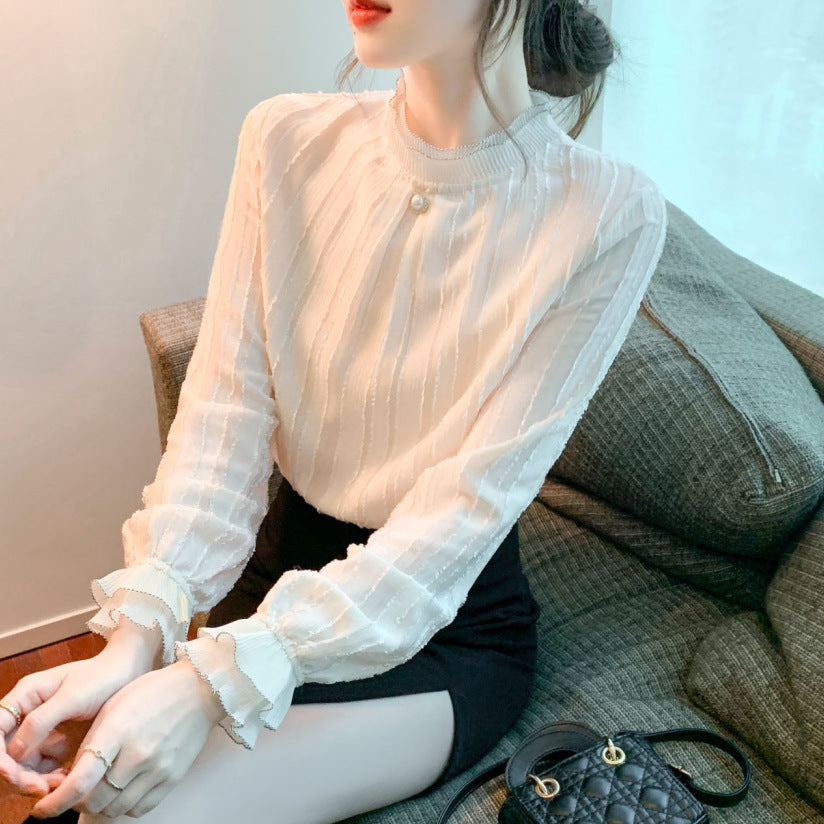 Dame elegant bluse med struktureret design og flæset kant Stilla