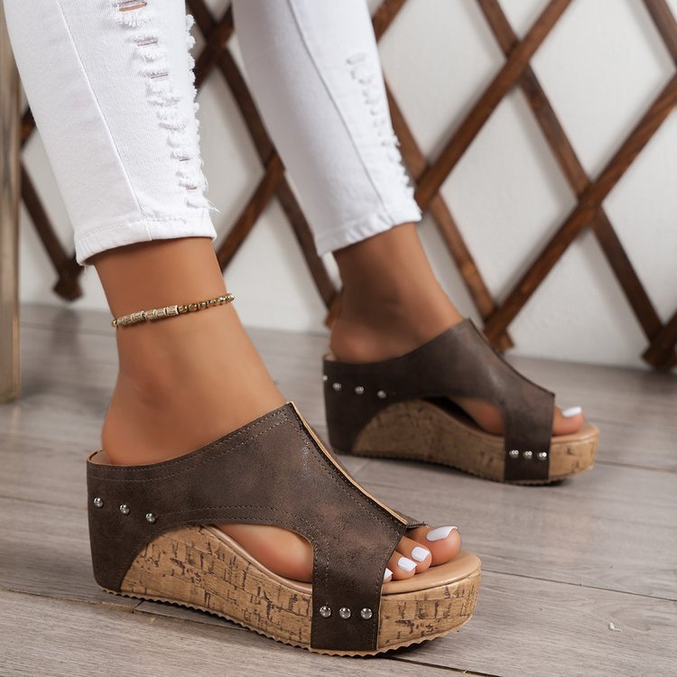Dame Wedge-sandaler med moderne remdesign og komfortabel korkhæll. Stilla