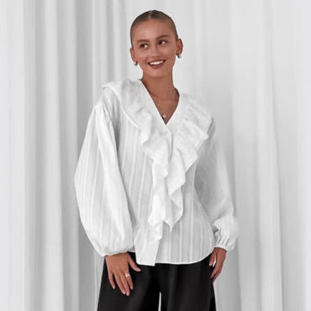 Damebluse med voluminøse flæsedetaljer og elegant V-udskæring Stilla