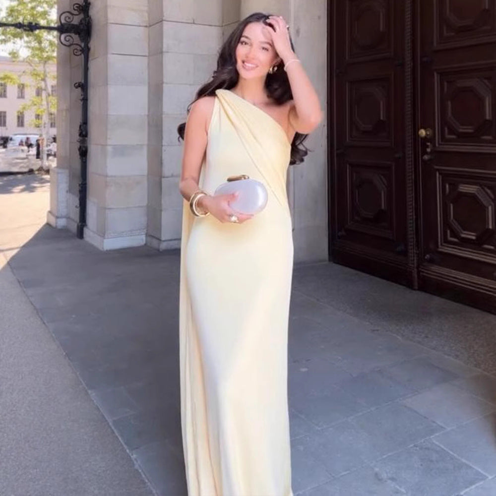 Dame elegant maxikjole med asymmetrisk design og flydende silhuet Stilla