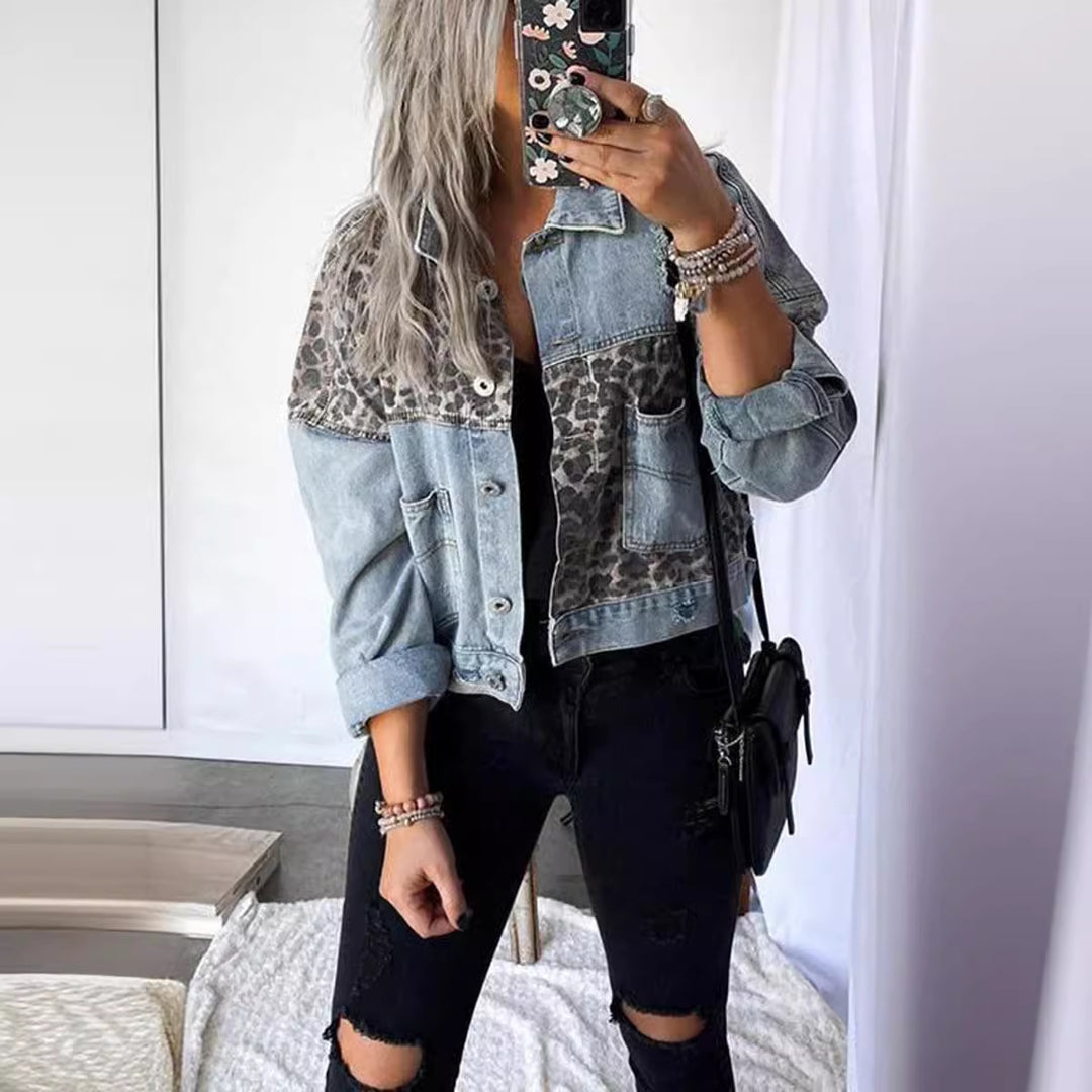 Kvinders fashionable denimjakke med læderelementer og iøjnefaldende mønster Stilla