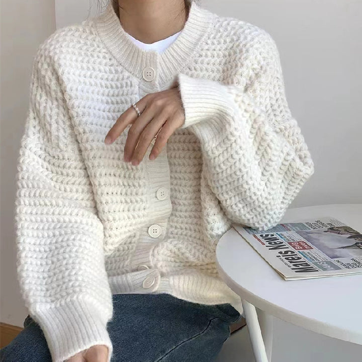 Dame Cozy Cardigan med indviklet kabelmønster og store knapper Stilla