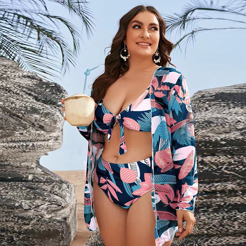 Dame Bikini-sæt med blomsteret indpakningsoberteil og elegant strandjakke Skovae