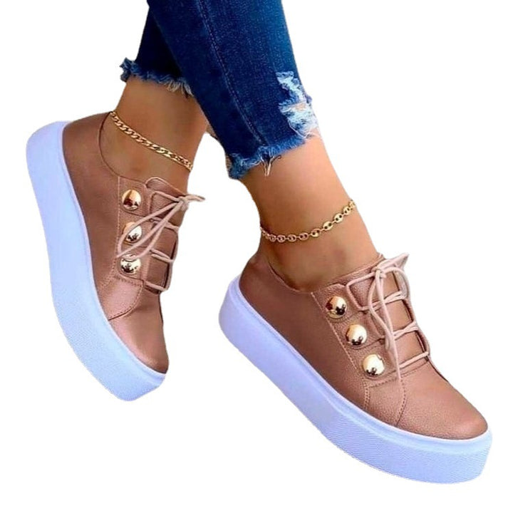 Dame Sneakers i moderigtigt hverdagslook med gyldne accenter Stilla