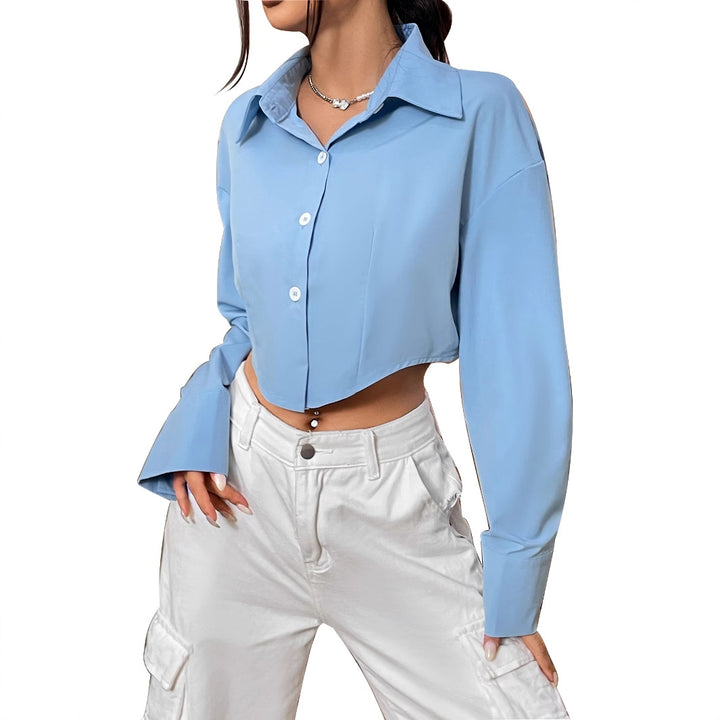 Kvindernes cropped bluse med brede ærmer og elegant knapstol Stilla