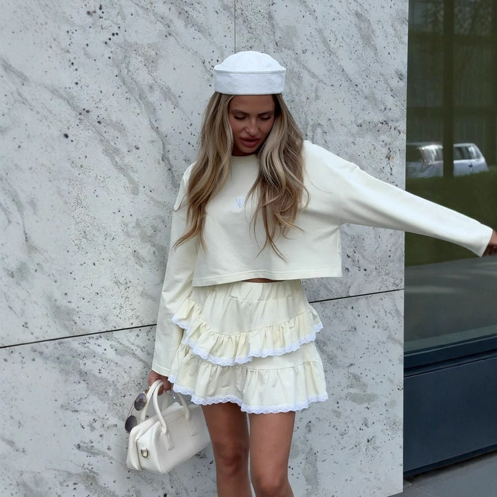 Kvinders afslappede cropped top med sød flæse nederdel Stilla