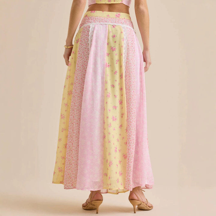 Dame nan romantisk Crop-Top med spaghetti stropper og lagdelt patchwork maxiskørt Skovae