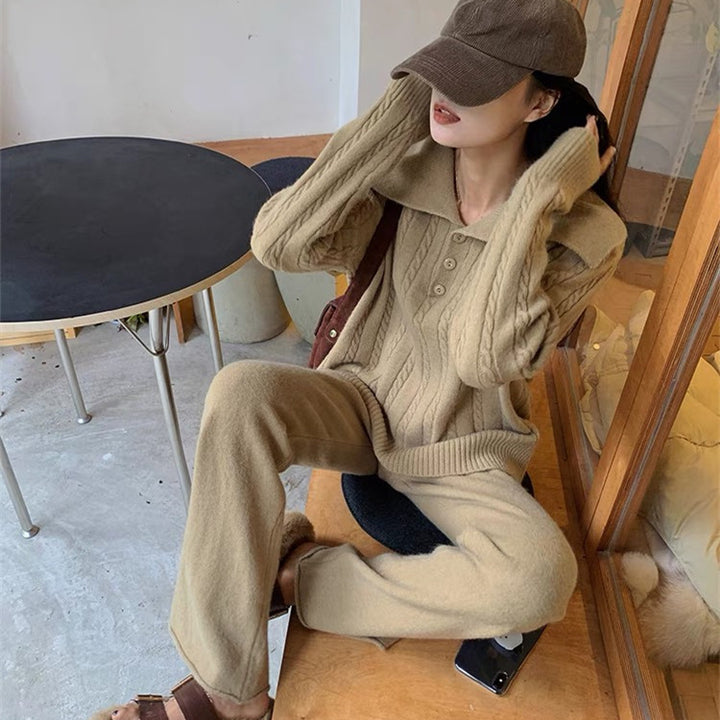 Kvindernes strikkede sweater med bred krave og knapstolpe Stilla