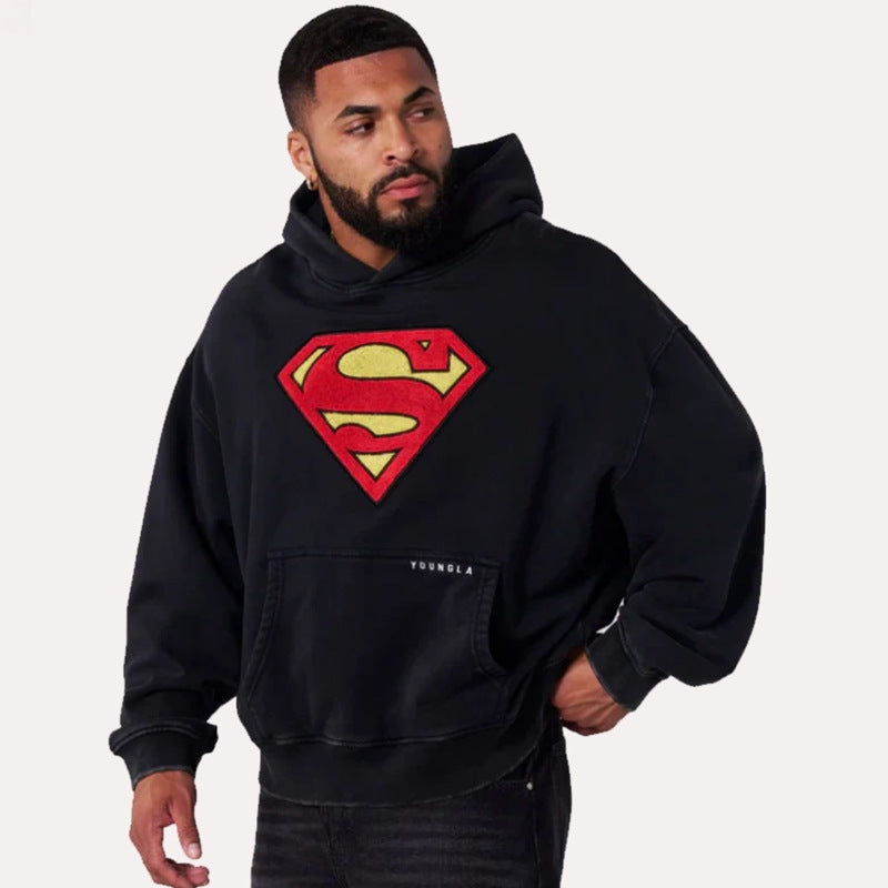 Herrer nan let gennemskåret hættepullover med markant Comic‑S‑logo kængurulomme og vasket look Skovae