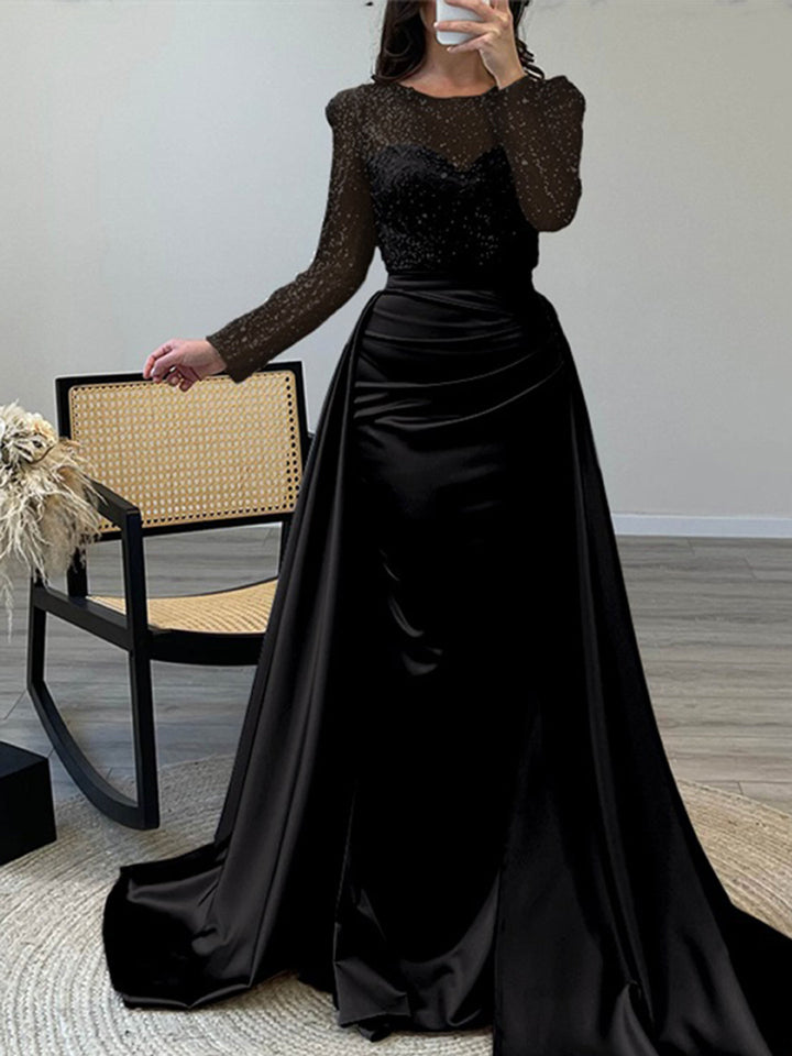 Kvinders aftenkjole med glitrende paillet top og elegant satin nederdel