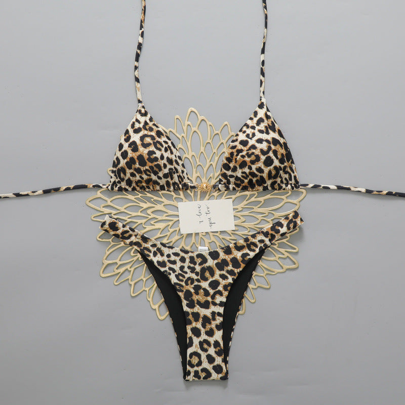 Dame triangel-bikini med moderne skærmdetaljer og store polka dutter Skovae