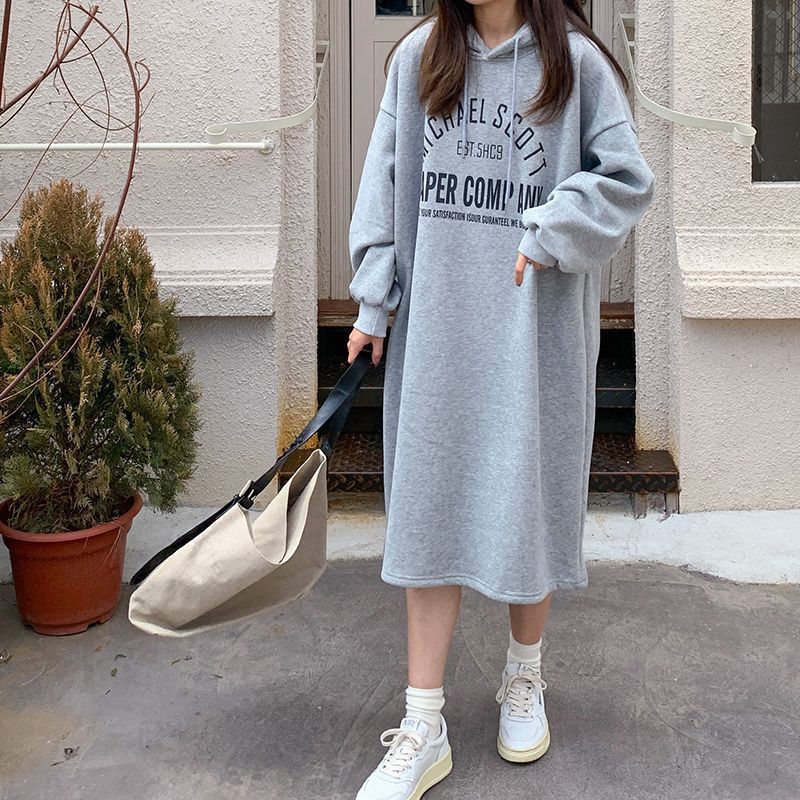 Dame hoodie kjole med moderne logo print og afslappet snit
