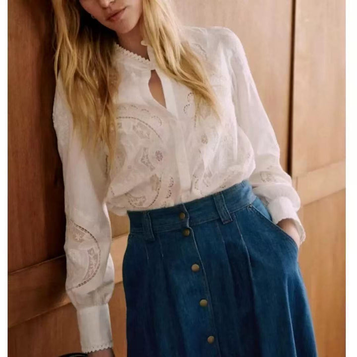 Dame spidsbluse med elegant broderidesign og fin kravebehandling Stilla