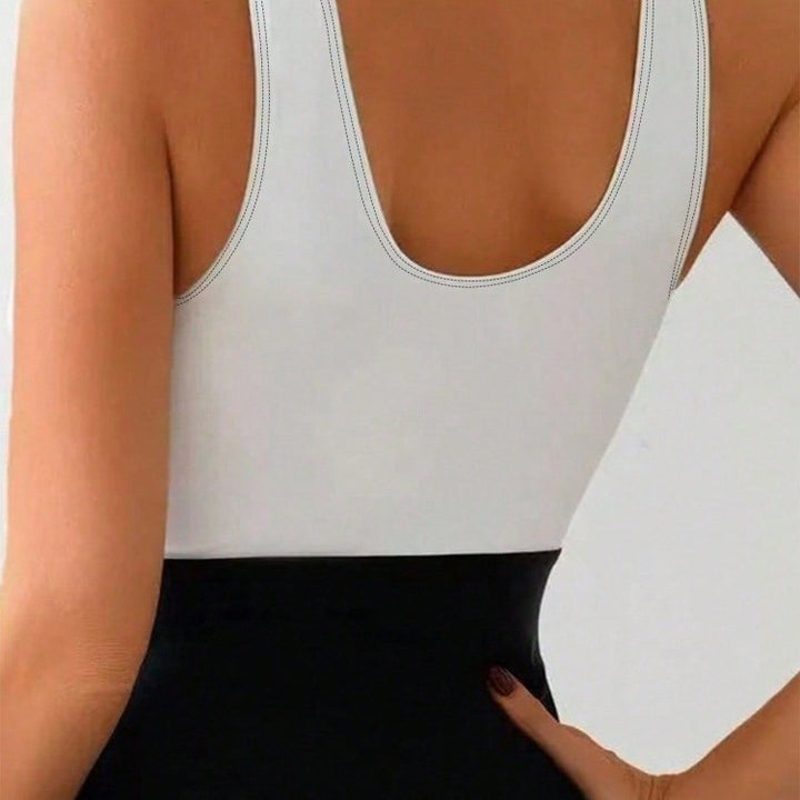 Dame one-piece badesuit med moderne indpakningsdesign og elegant V-udskæring Skovae