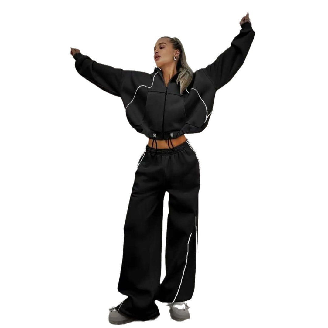 Kvinders sporty oversized sæt lavet af blød fleece med kontraststriber Skovae
