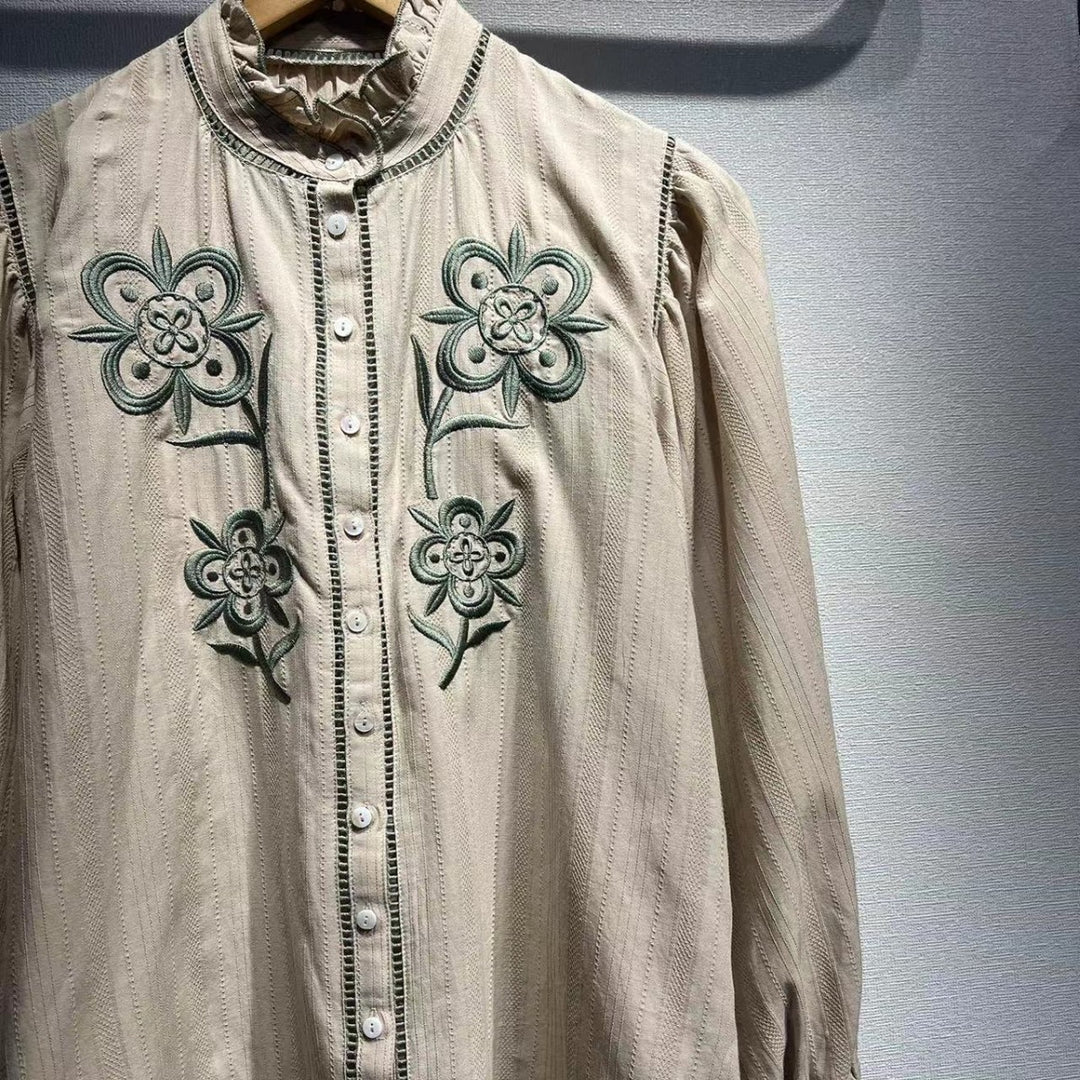 Damebluse med kunstneriske florale broderier og elegante detaljer Stilla