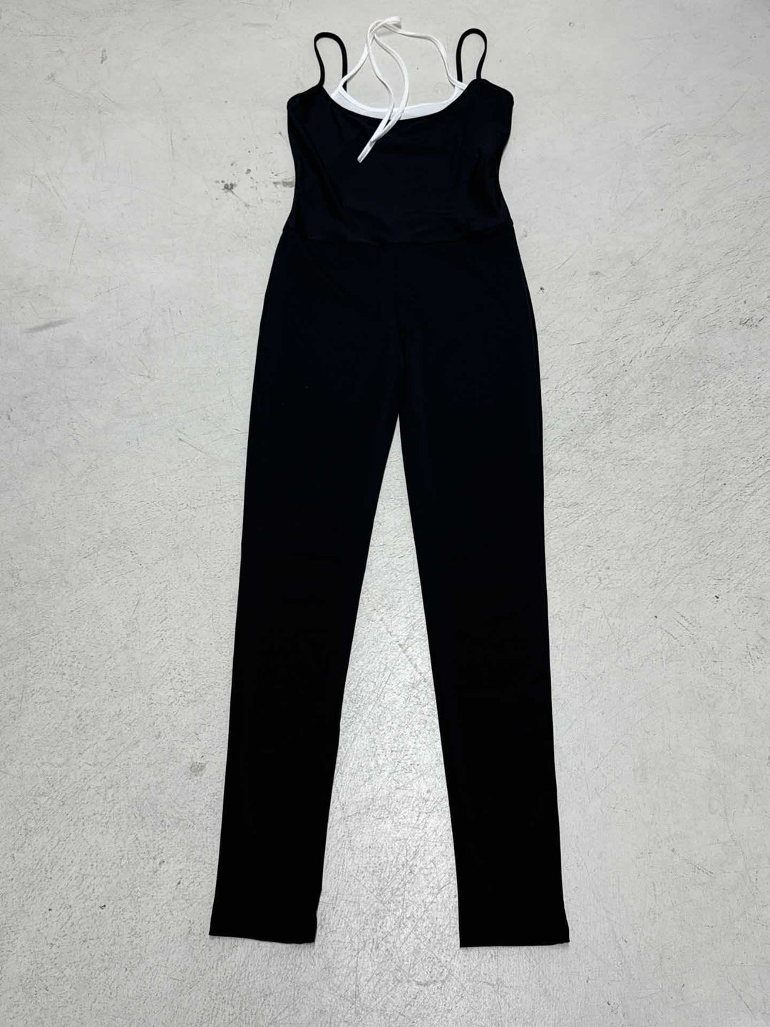 Dame smalt skåret jumpsuit med justerbare spaghetti-stropper og høj talje Skovae