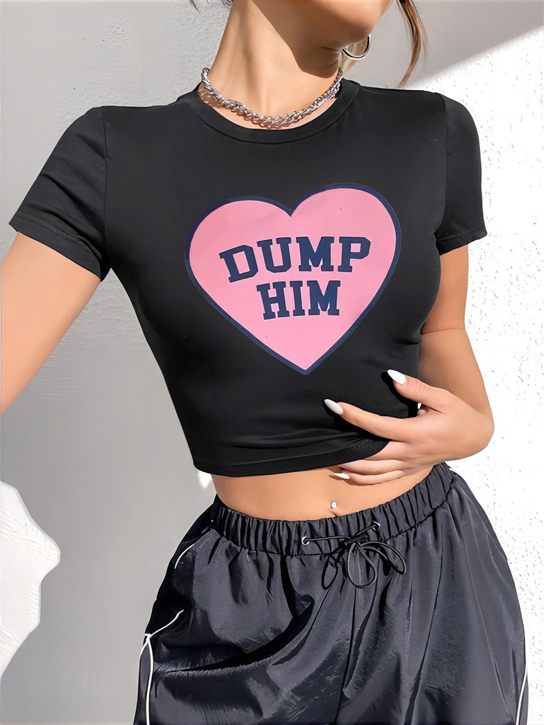 Dame Crop-T-Shirt med iøjnefaldende statement-print Skovae