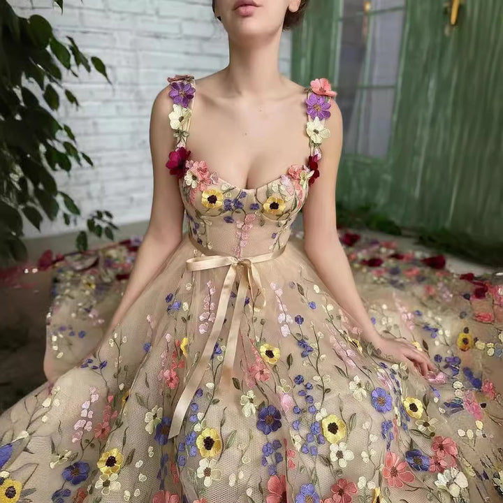 Dame Prunkfuldt Aftenkjole med blomsterdesign og transparent tylstof Stilla