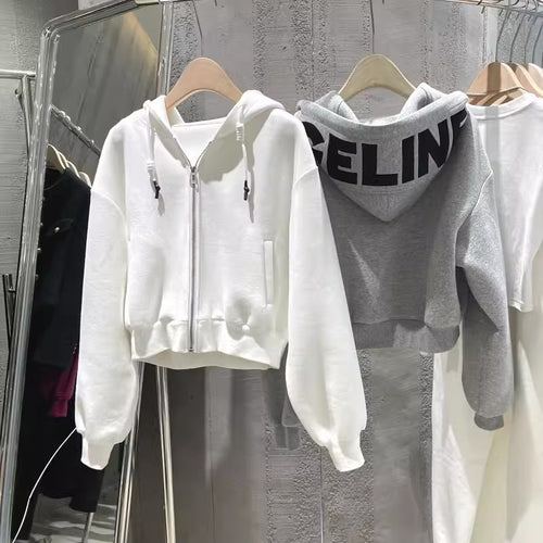 Kvinders cropped hoodie med en afslappet pasform og elastiske manchetter