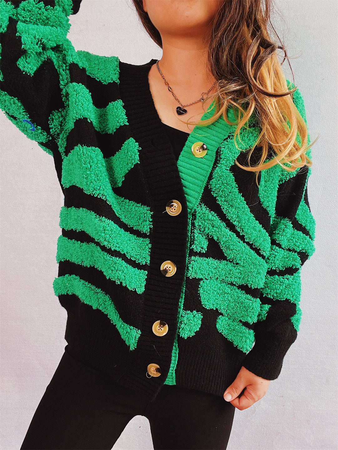 Kvinders fashionable cardigan med grafisk mønster og luksuriøse knapper Stilla