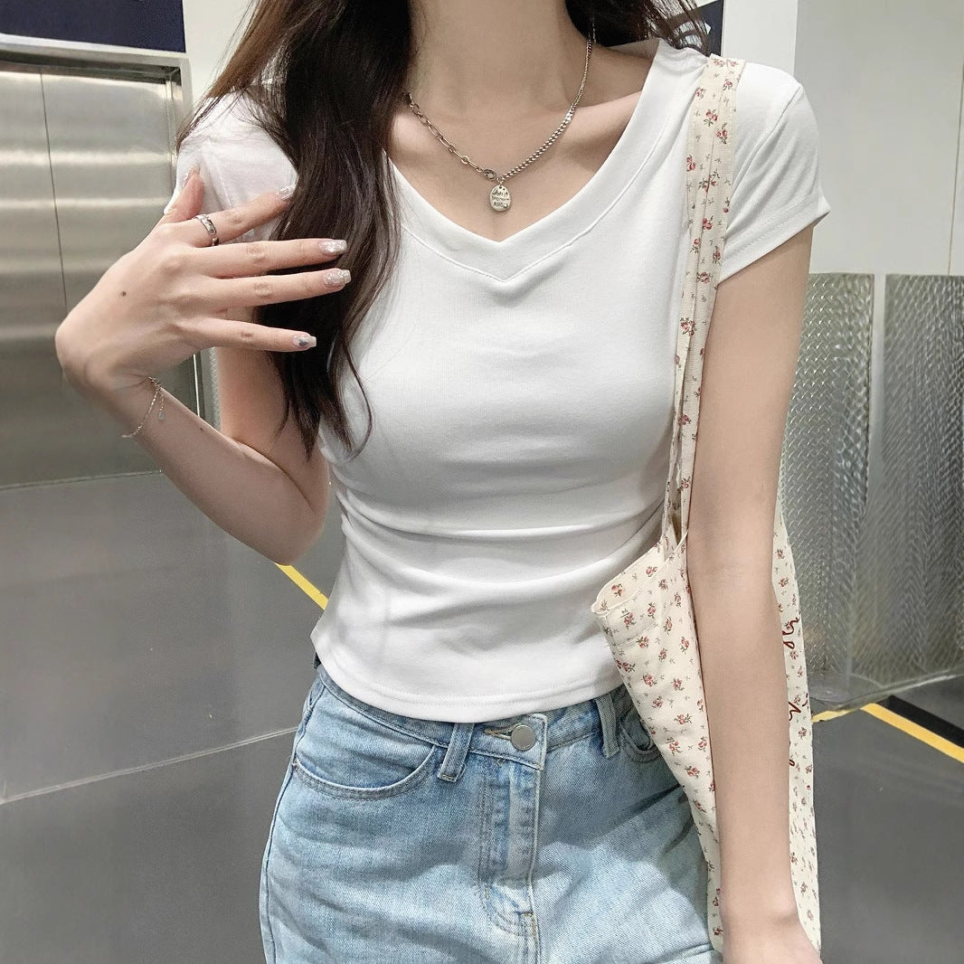 Kvinders cropped t-shirt med v-hals og tætsiddende pasform