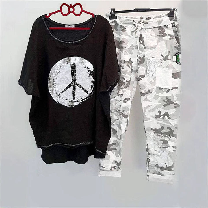 Damer med et afslappet fritidssæt med løst skåret linned-look t-shirt, fredssymbol og camouflage-joggingbukser med patchdetaljer Skovae