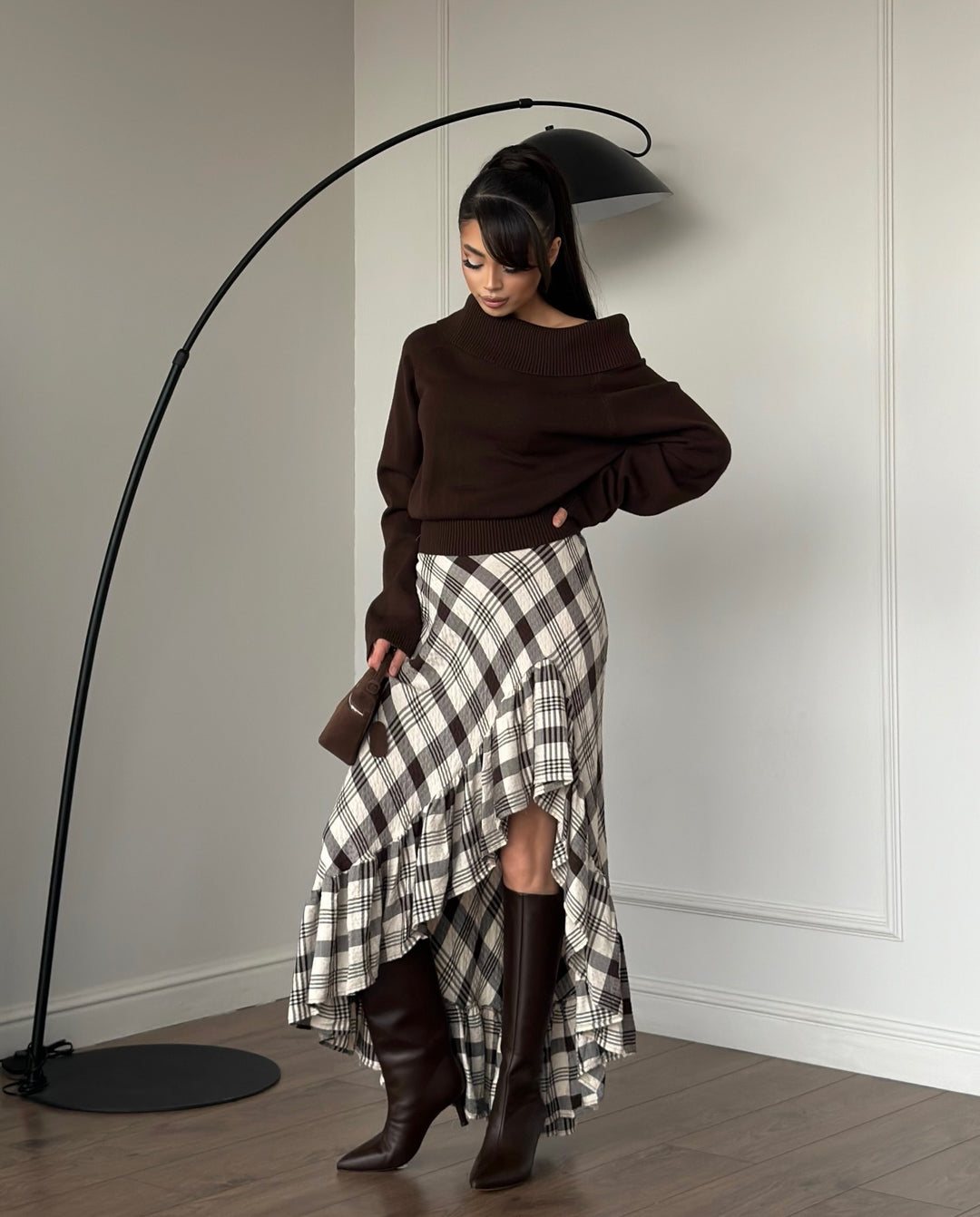 Kvindernes fashionable omslagsnederdel med flæset kant og elegant mønstring Stilla