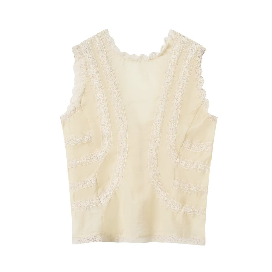 Dame-spidsen top med elegante ruffledetaljer og knaplukninger Skovae