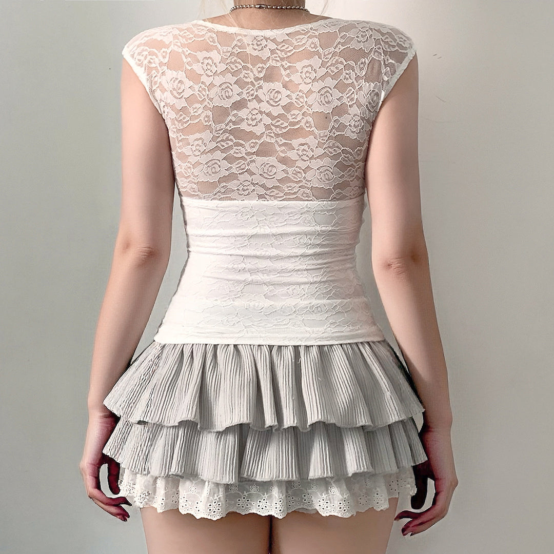 Dame Blonde-Cropped-Top med elegant V-udskæring og flæse detaljer Skovae
