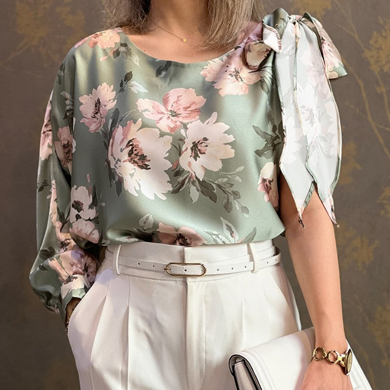 Damebluse med elegante flæseærmer og blomsterdesign Stilla