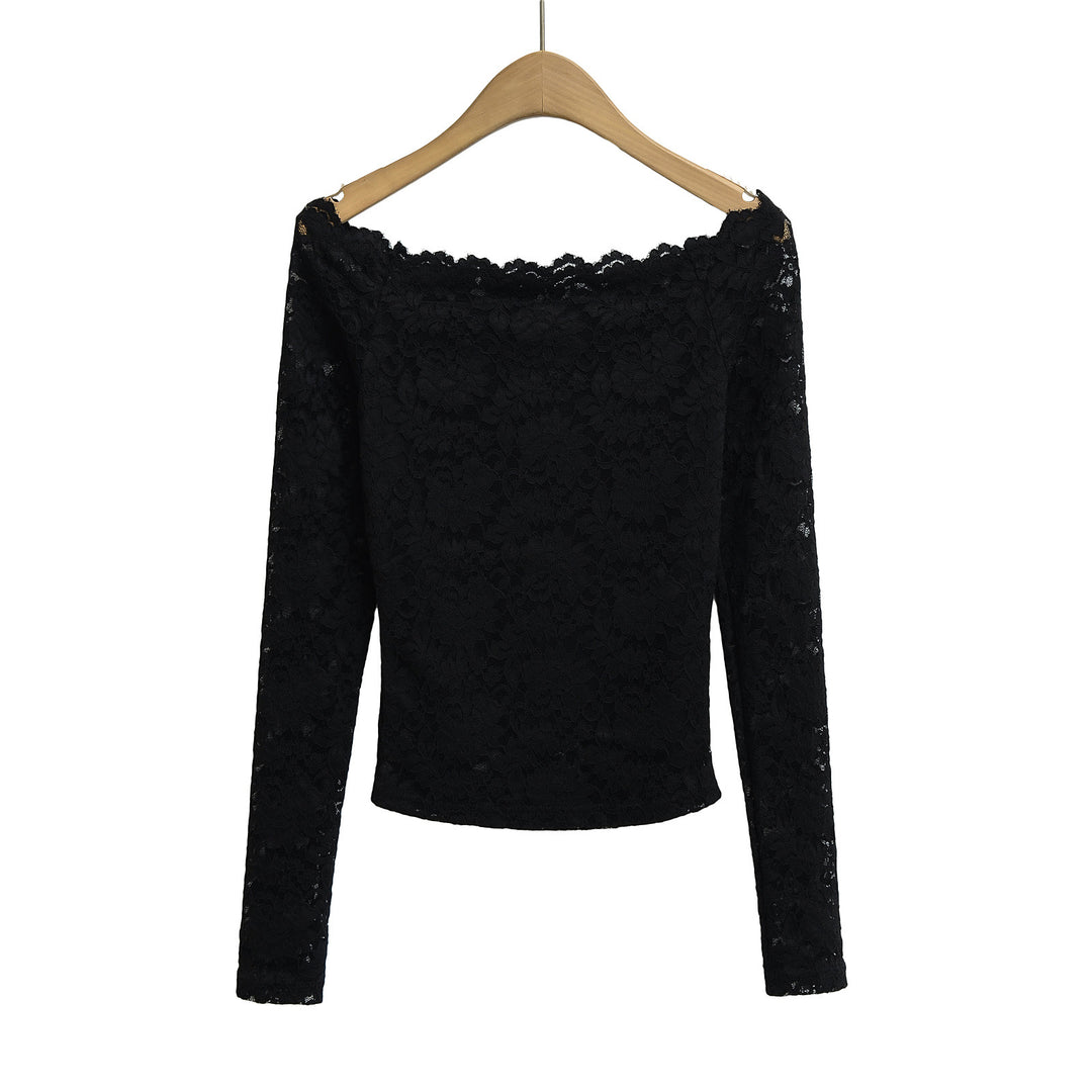 Dame spids top med flot off-shoulder look og sarte flæsedetaljer Stilla