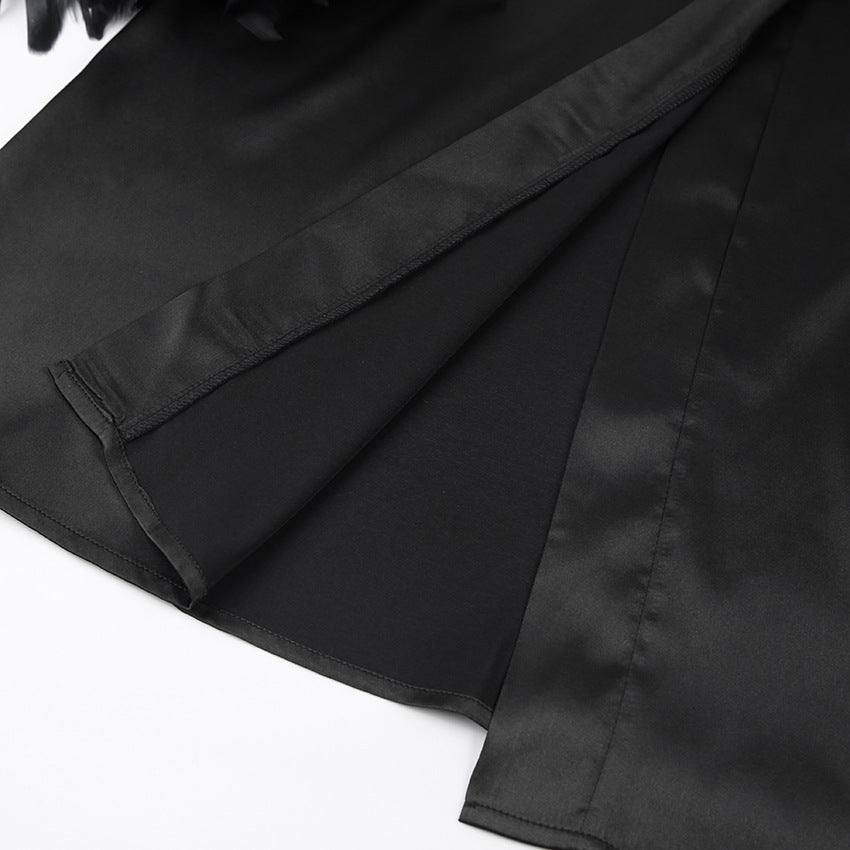 Dame luksuriøs satin-kimono med elegante fjerdetaljer Stilla