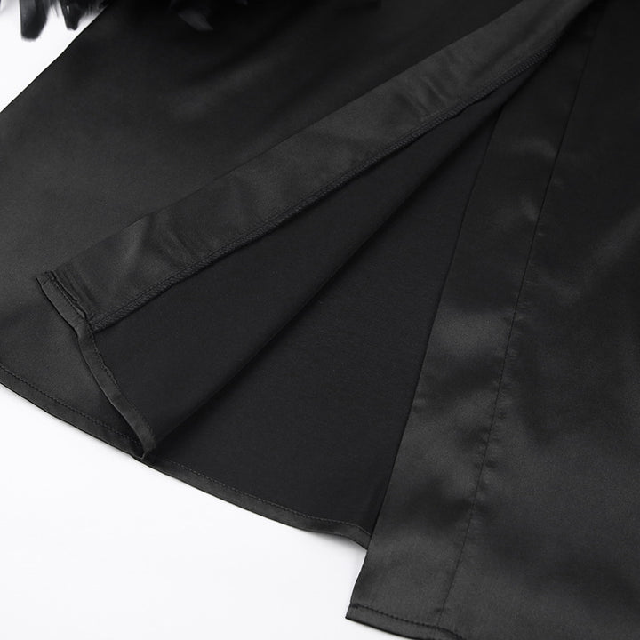 Dame luksuriøs satin-kimono med elegante fjerdetaljer Stilla