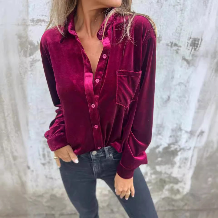 Kvinders elegante velourbluse med praktisk brystlomme og moderne snit Stilla