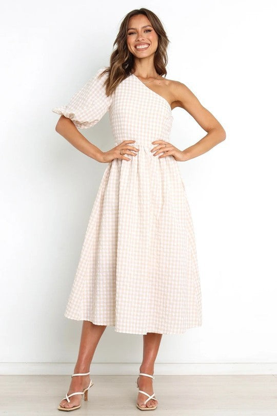 Femme One-Shoulder Gingham Midi Kjole med Puffærme Detalje Stilla