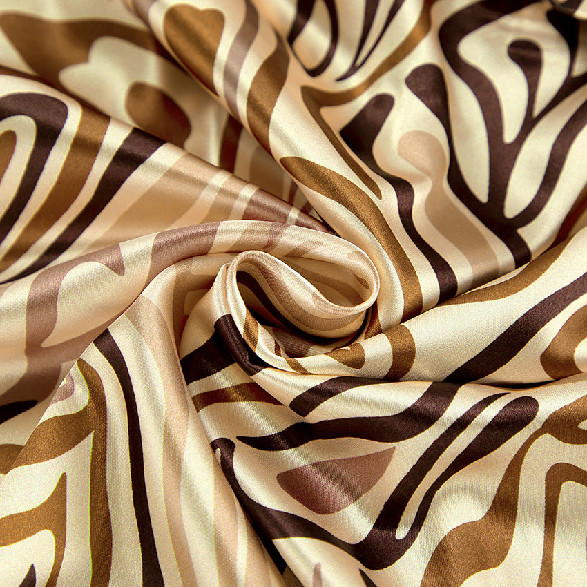 Dame Satin Pyjamas Sæt med moderne Grafiktryk og elegante Ruffle Detaljer Stilla