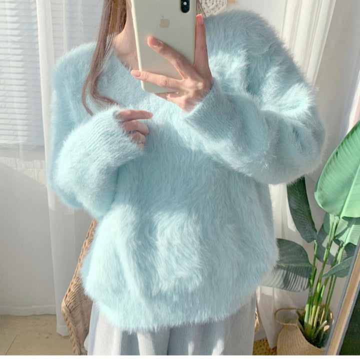 Kvinders fluffy V-hals sweater med blødt materiale og afslappet pasform Stilla