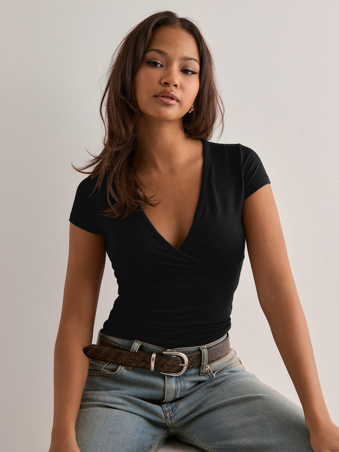 Dame V-hals T-shirt med indviklet design og figursyet snit Stilla