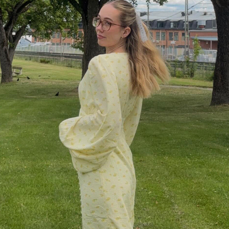 Dame maxikjole med elegant V-udskæring og voluminøse ærmer Stilla