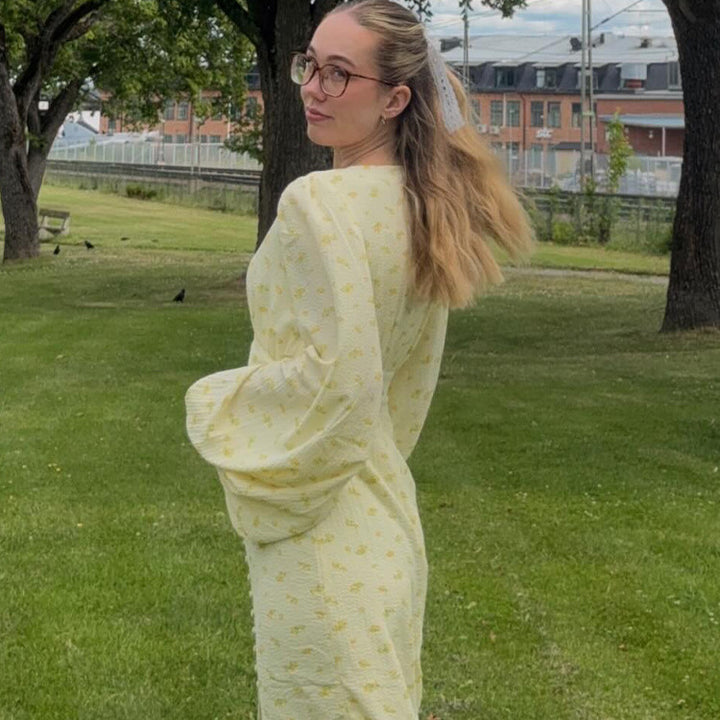Dame maxikjole med elegant V-udskæring og voluminøse ærmer Stilla