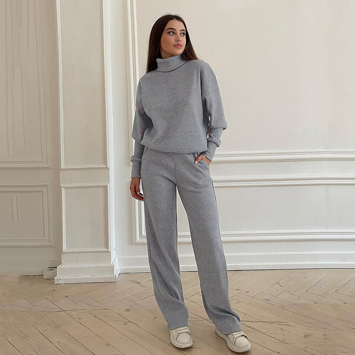 Dame sæt bestående af afslappet sweater med høj krave og komfortable bukser Stilla
