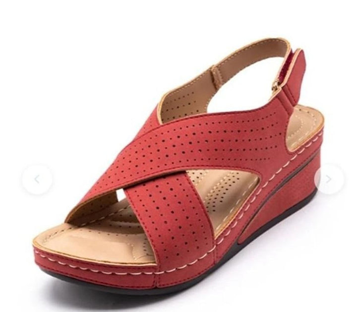 Dame Wedge-sandaletter med perforerede detaljer og justerbar rem Stilla