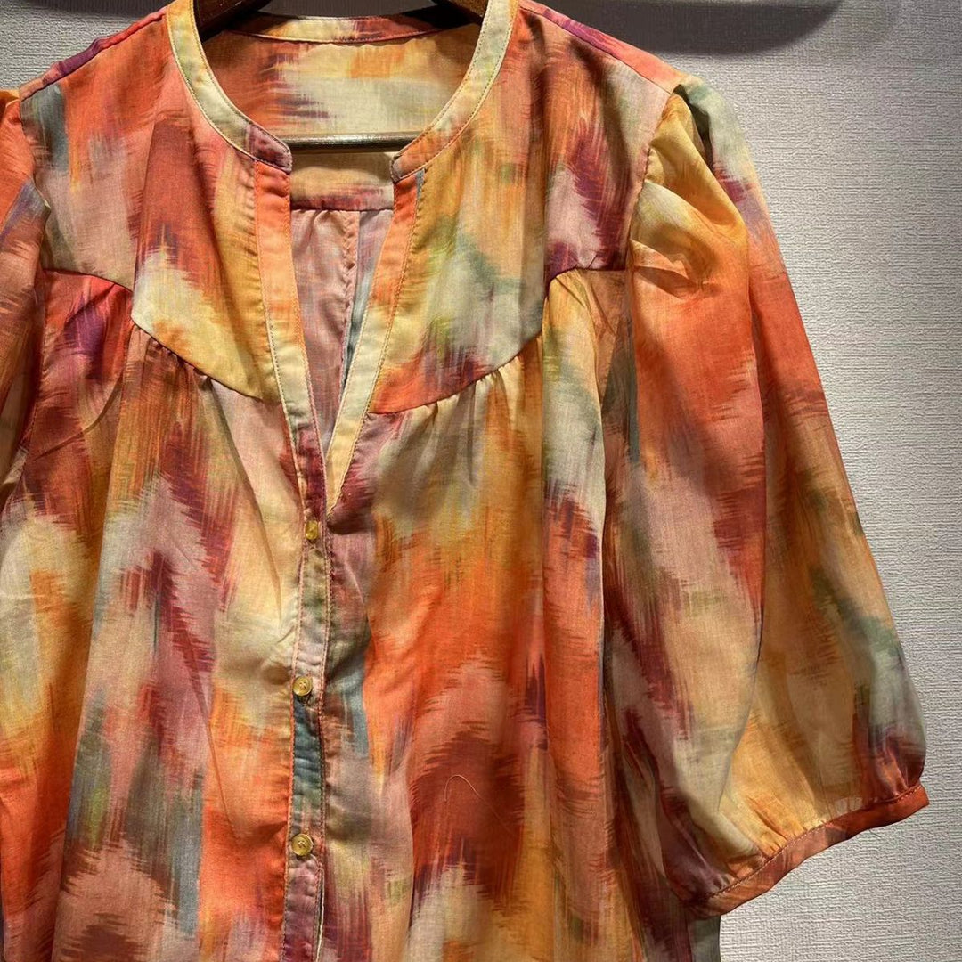 Dame silketop med raffinerede ruchedetaljer og florale accenter Stilla