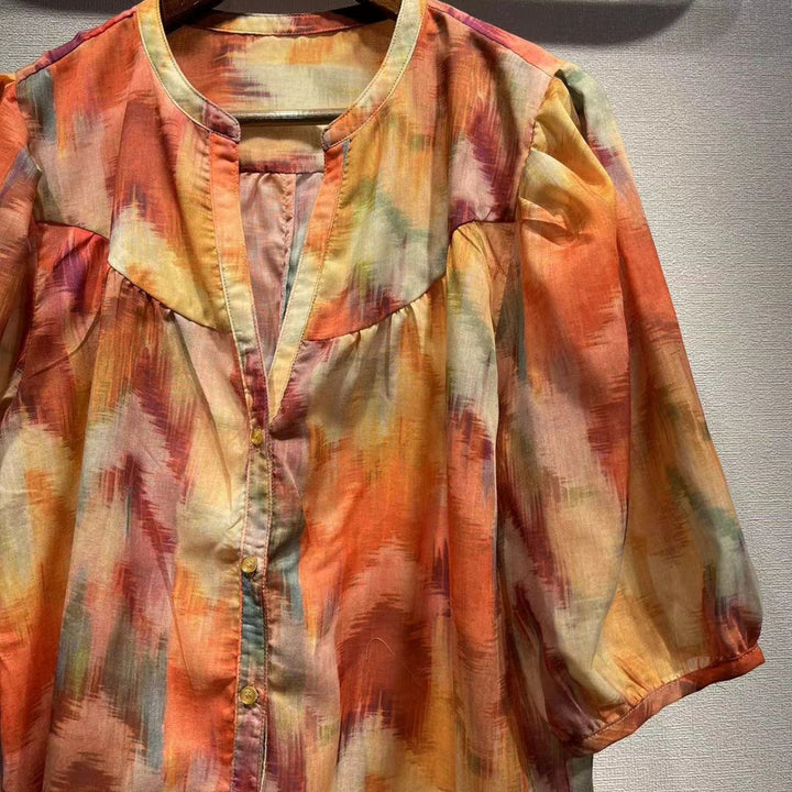 Dame silketop med raffinerede ruchedetaljer og florale accenter Stilla