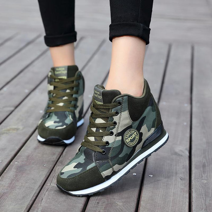 Dame nan mellemhøj kile-løbesneaker i materialeblanding med skjult indvendig kile, polstret ankelkrave og grippy profilsål Skovae