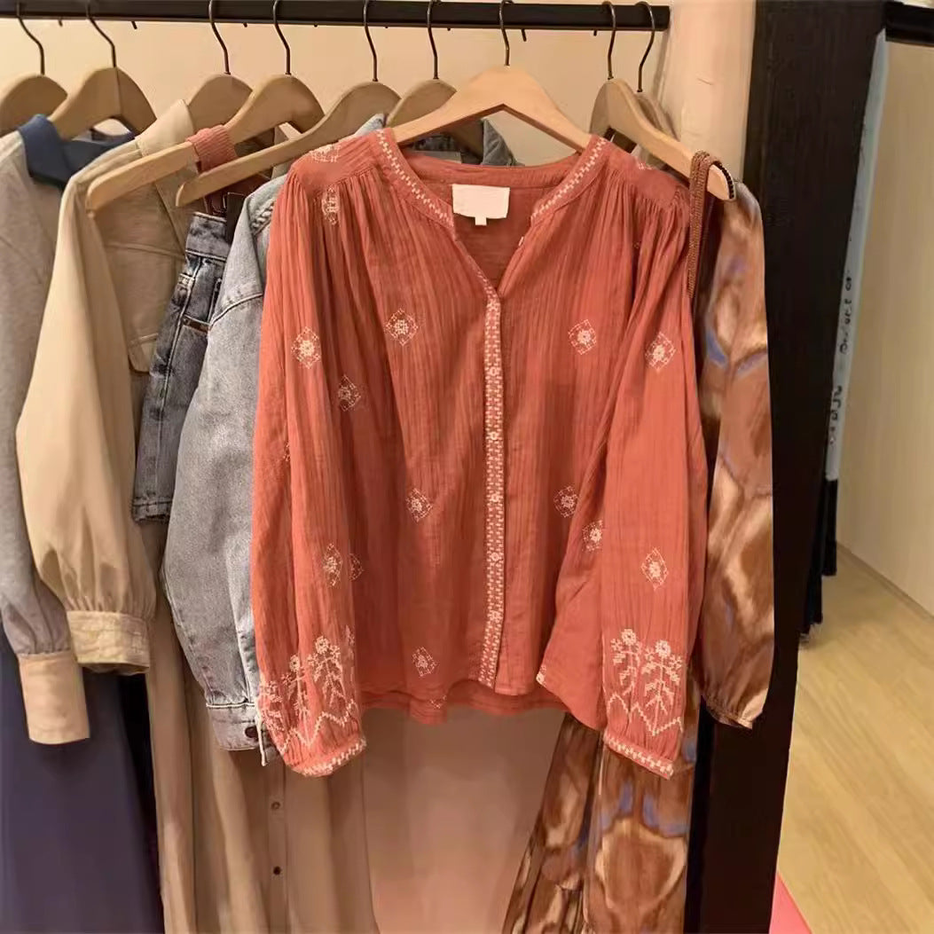 Damebluse med kunstneriske broderier og elegante detaljer Stilla